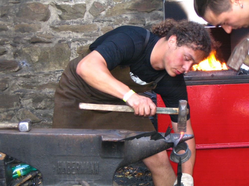 Ukázka kování na kovářském setkání Helfštýn 2008
