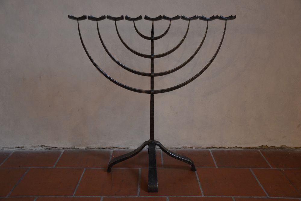 kovaný židovský svícen devítiramenný - chanuka